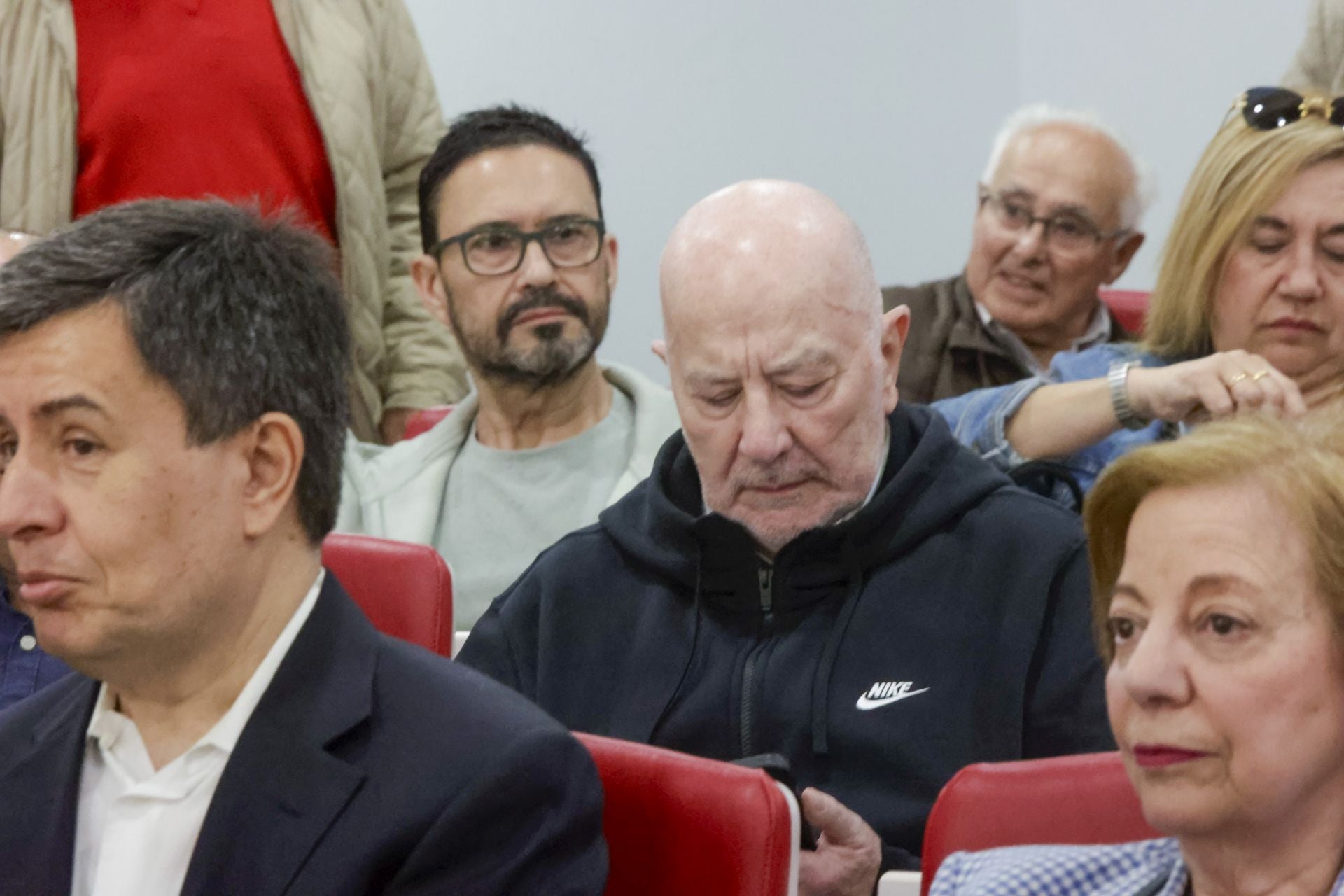 El Sporting de Gijón entrega sus insignias de oro a los nuevos socios de honor
