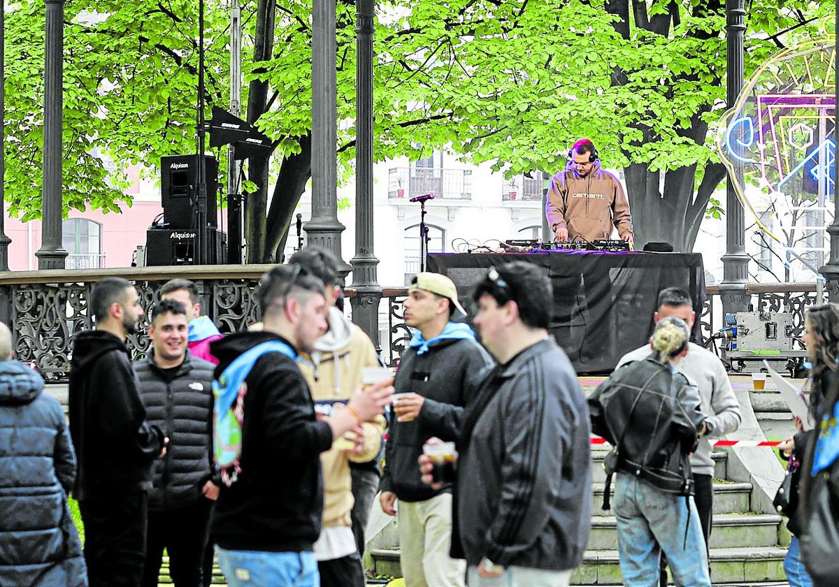 El Monoloco pone el broche de oro a la Comida en la Calle de Avilés con una fiesta de altura