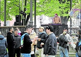 Actuación del Monoloco en el parque de El Muelle de Avilés.