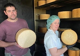 El matrimonio de queseros que elabora gamonéu en la Quesería Vega Ceñal, en Cangas de Onís.