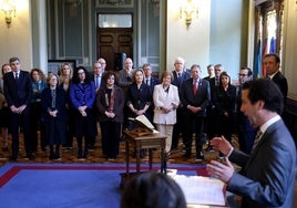 Roberto Fernández Llera, síndico mayor, interviene ante las autoridades tras su toma de posesión.