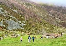 Turistas en una de las rutas alleranas