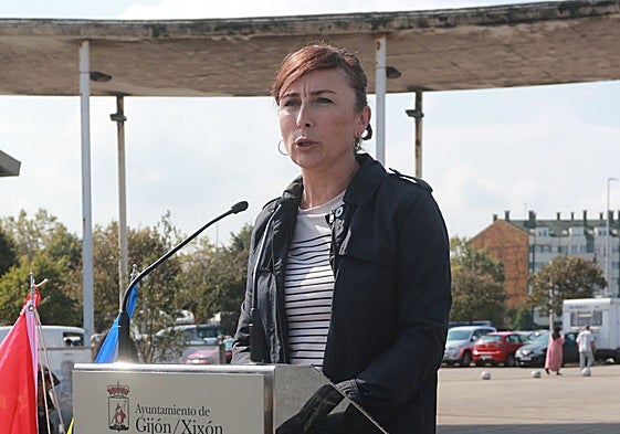 Begoña Collado, directora general de Memoria Democrática, en un acto celebrado en El Arbeyal para recordar la partida de los niños de la guerra desde El Musel.