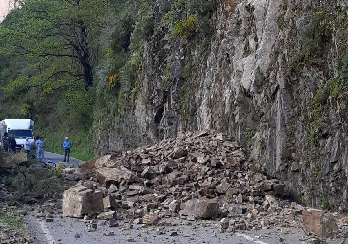 Abierto un carril en la AS-15 entre Degaña y Cangas del Narcea tras varias horas de corte total por un argayo