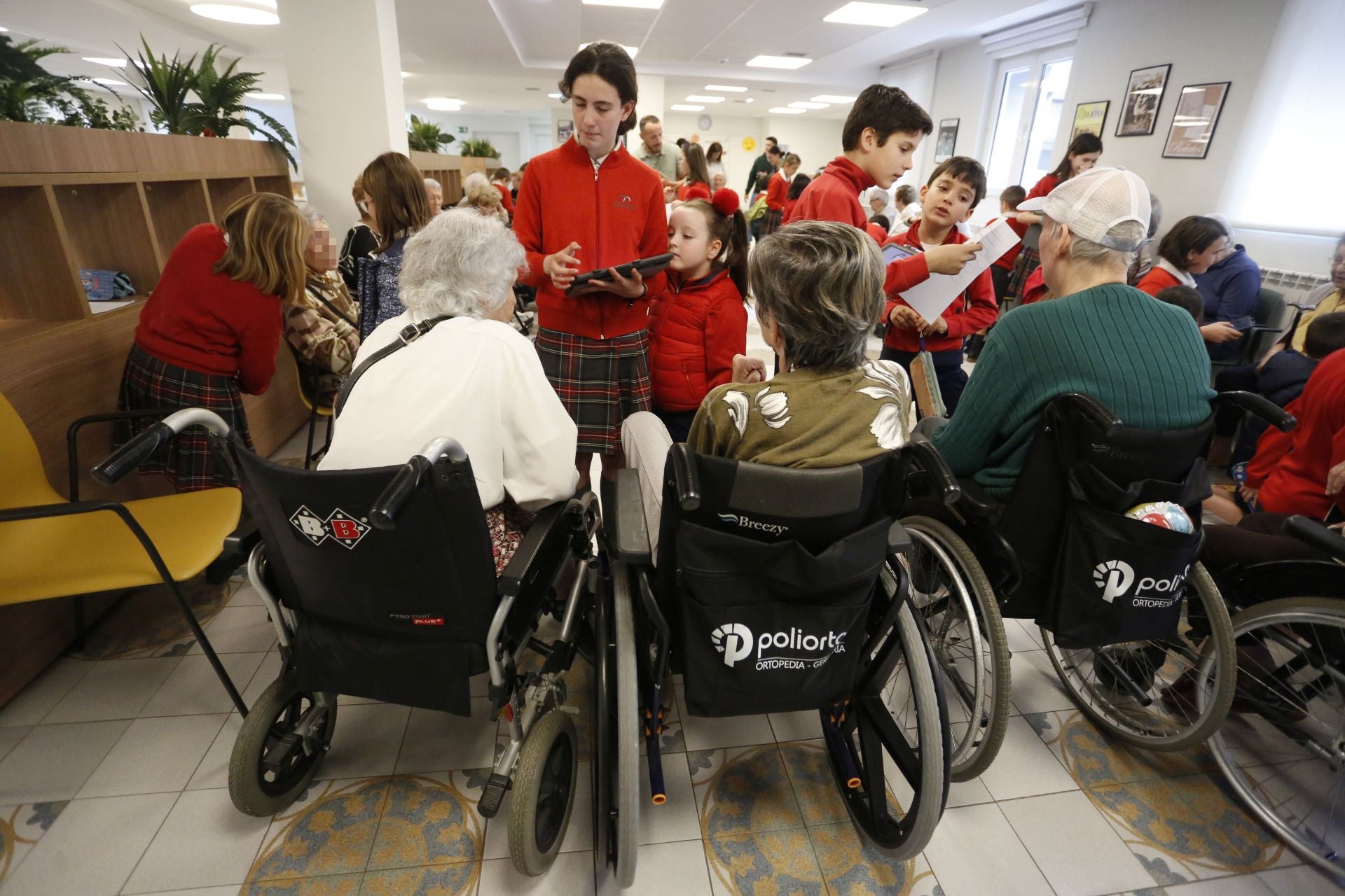 Alumnos del Codema juegan a 'pasapalabra' y a completar refranes con los mayores de la Residencia El Carmen, como parte de una actividad para celebrar el Día del Libro.