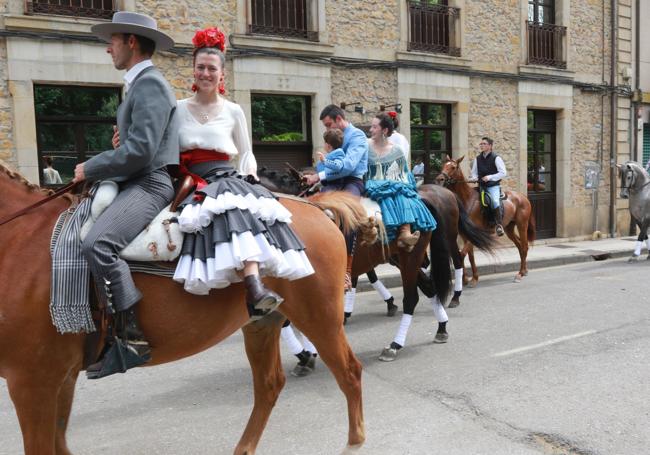 Participantes en el pasacalles de caballos de la Feria de Abril de Infiesto.