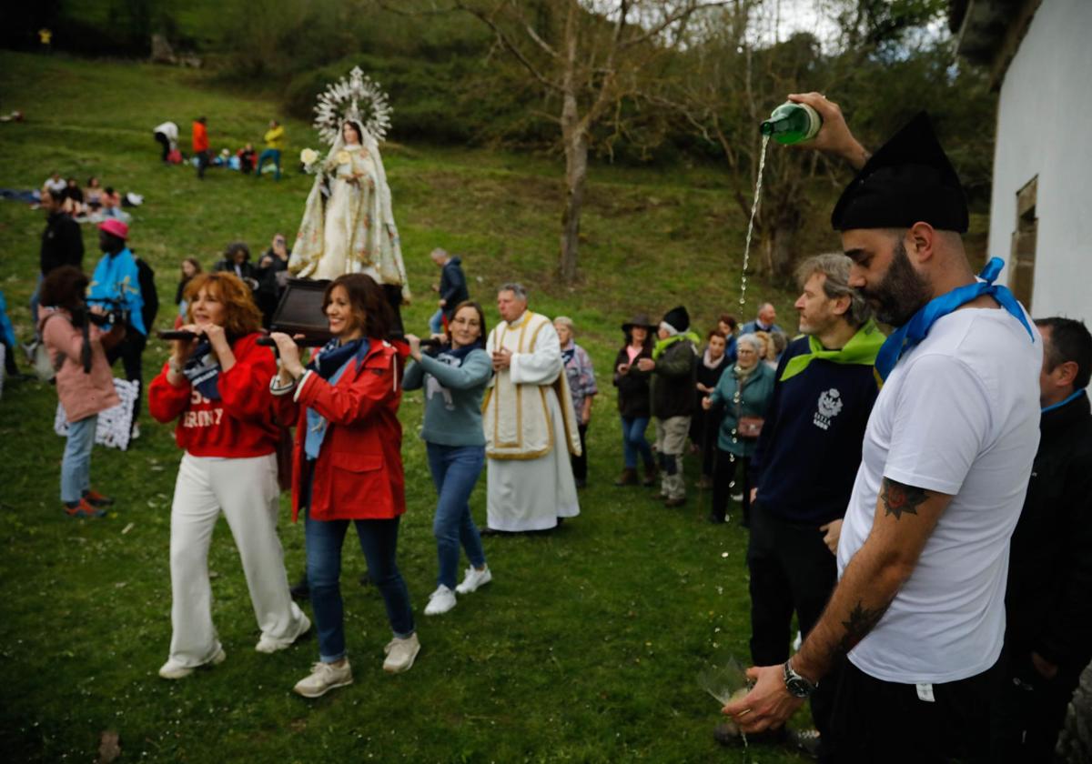 La fiesta de La Flor y el Mercáu Tradicional desbordan Lena
