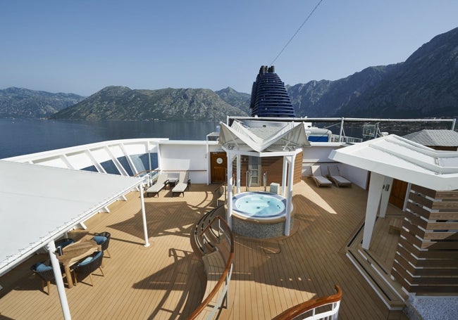 Detalle de la terraza y el jacuzzi de una de las lujosas «villas con jardín» de la cubierta superior.