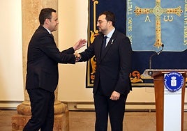 El consejero de Hacienda, Guillermo Peláez, felicitado por el presidente del Principado, Adrián Barbón, el pasado febrero.