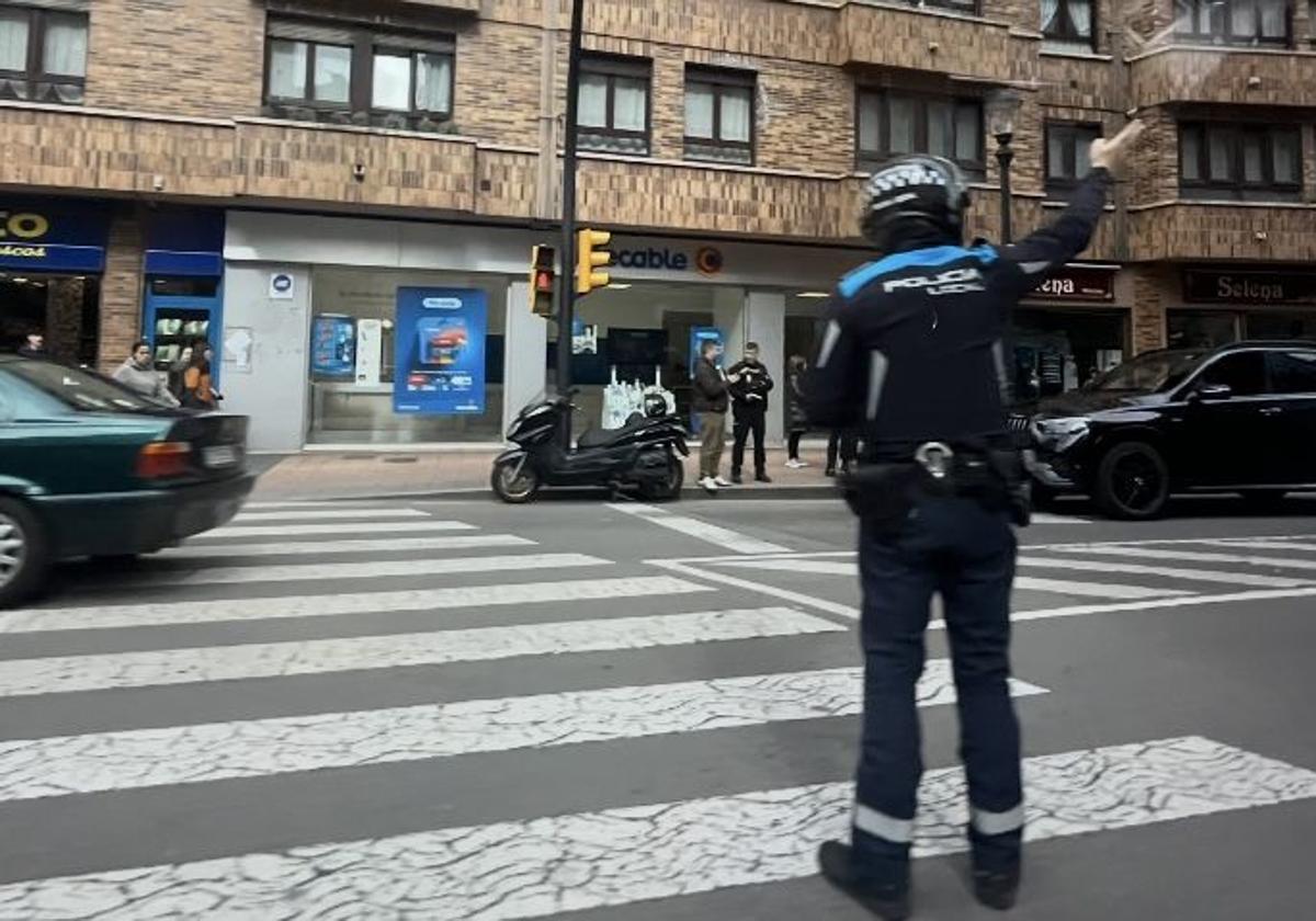 Choque entre un coche y una moto en El Llano, en Gijón