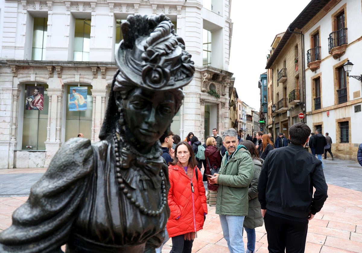 El mal tiempo propicia una ligera caída del turismo hotelero en Oviedo en marzo