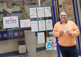 Marcel Solé, en la administración que regenta en Blanes, con el codiciado 88235 en la mano.