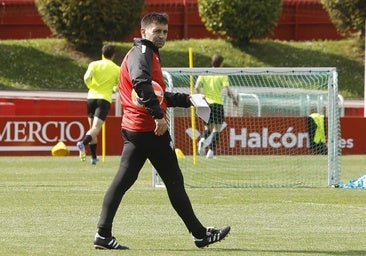 Asier Garitano, en un entrenamiento con el Sporting.