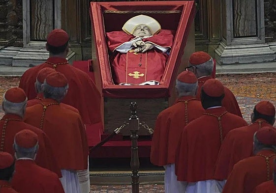 Entre las variables que tiene en cuenta, una de las más importantes es la edad. El elegido suele estar entre los 60 y 75 años.