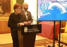 Carmen Moriyón y Jesús Martínez Salvador, durante la rueda de prensa en la que explicaron el contenido del informe municipal sobre la no cesión de la franja litoral de Naval Gijón.