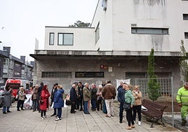 Una concentración de vecinos ante el centro de salud de Ventanielles.