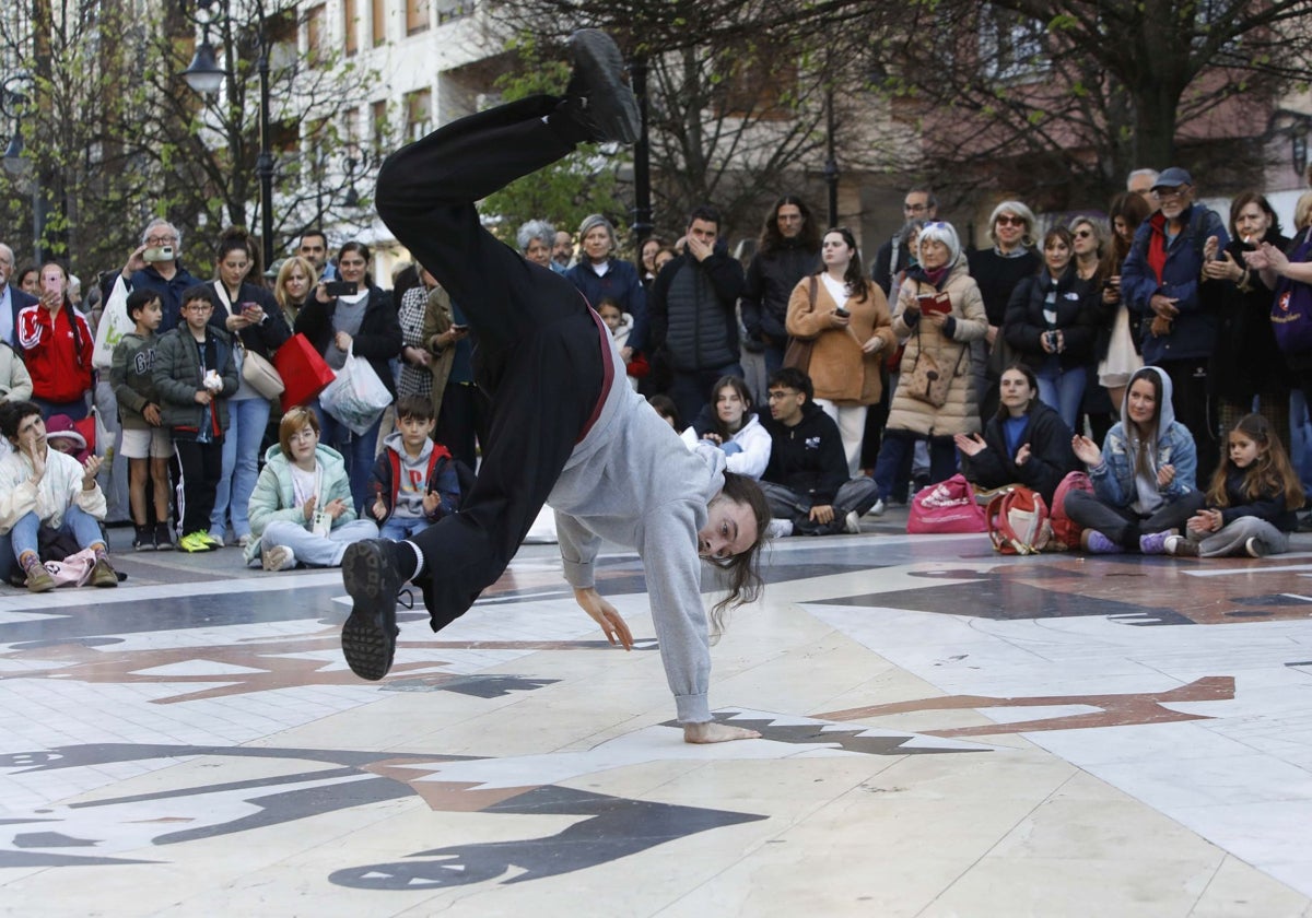 La compañía Meraki y Cía sorprendió a los viandantes en el paseo de Begoña con su espectáculo 'El retorno de la calle'.