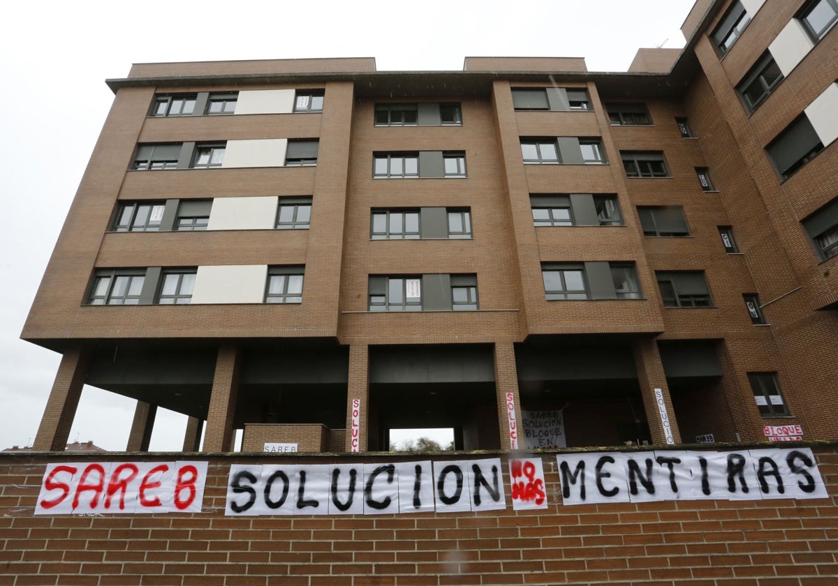 La Sareb niega la condición de «vulnerables» a parte de los vecinos de un bloque que embargó en Gijón