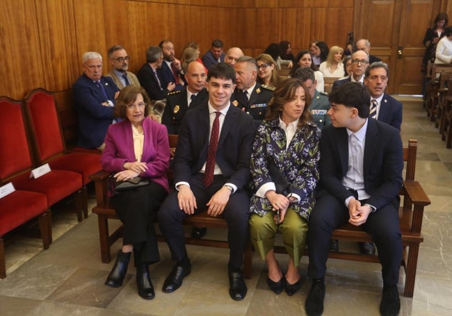 La madre, los hijos y la esposa del nuevo presidente de la sala de lo Social del TSJA.
