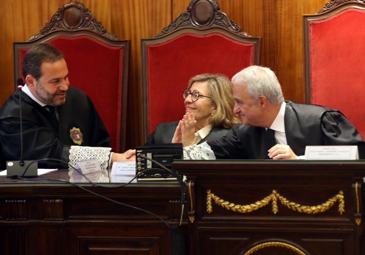 José Luis Niño estrecha su mano con la del presidente del TSJA, Jesús Chamorro, ante el aplauso de la Fiscal Superior, María Eugenia Prendes