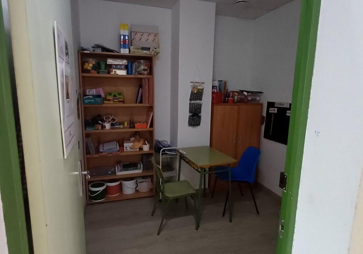 Imagen principal - Arriba, un espacio convertido en aula. A la izquierda, toldos de las ventanas rotos y a la derecha, desperfectos en los techos.