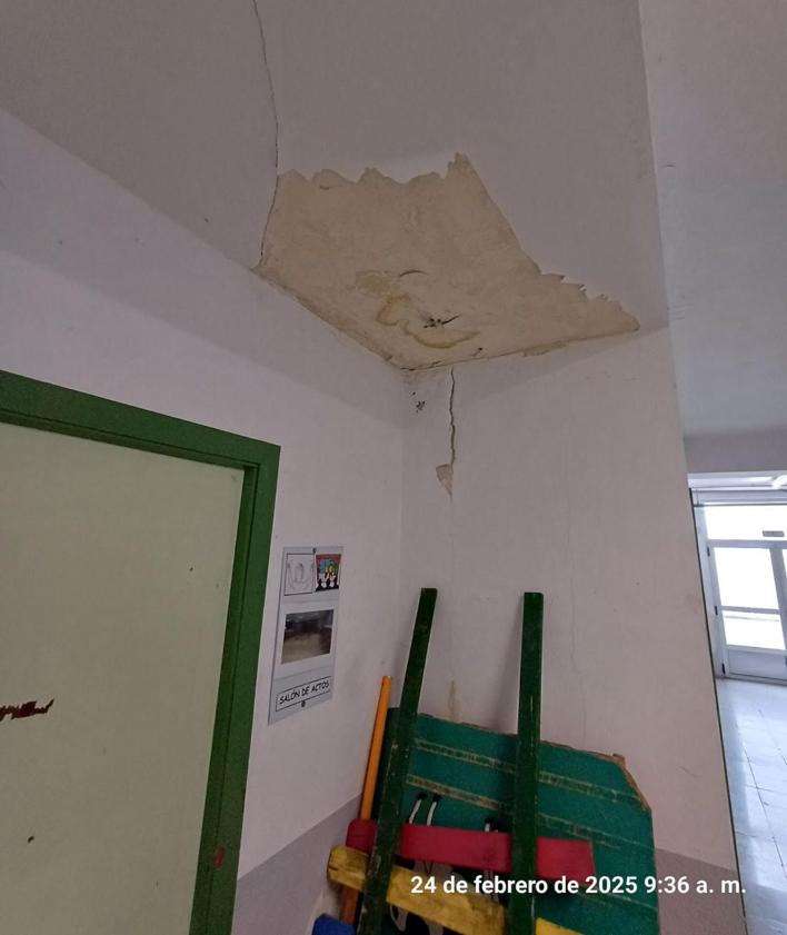 Imagen secundaria 2 - Arriba, un espacio convertido en aula. A la izquierda, toldos de las ventanas rotos y a la derecha, desperfectos en los techos.