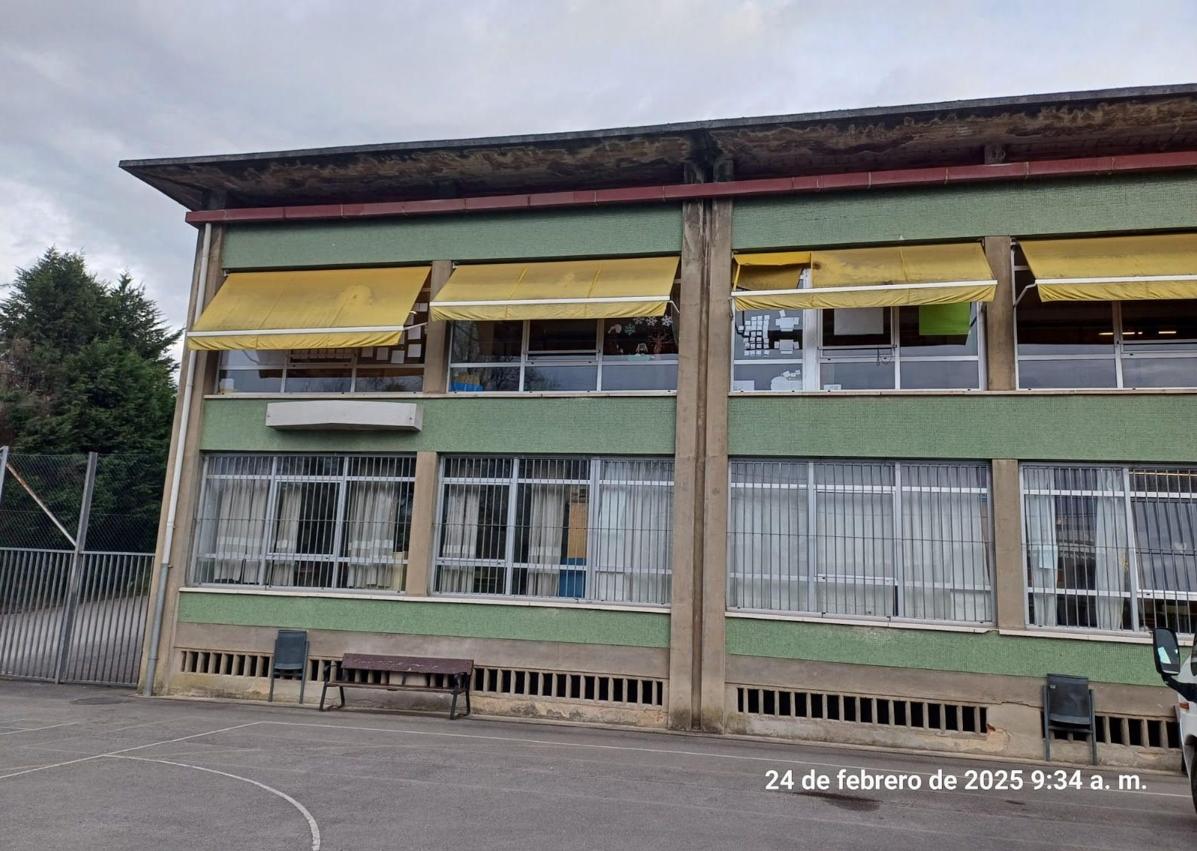 Imagen secundaria 1 - Arriba, un espacio convertido en aula. A la izquierda, toldos de las ventanas rotos y a la derecha, desperfectos en los techos.