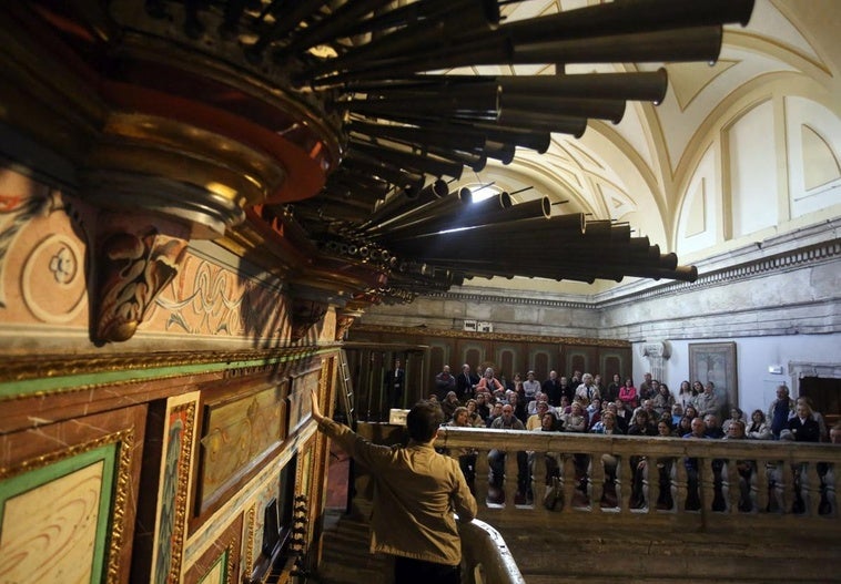 El paseo musical comenzó en La Corte y en su imponente órgano.