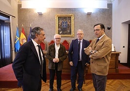 El moderador y los ponentes de la mesa redonda: 'Por un sistema de salud asturiano de vanguardia'.
