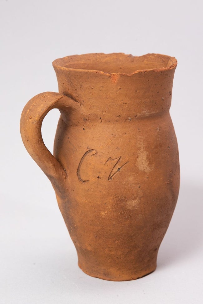 Jarra de sidra del Alfar de Somió, de la colección de Manuel Jesús Niembro y María Ángeles Llaneza.