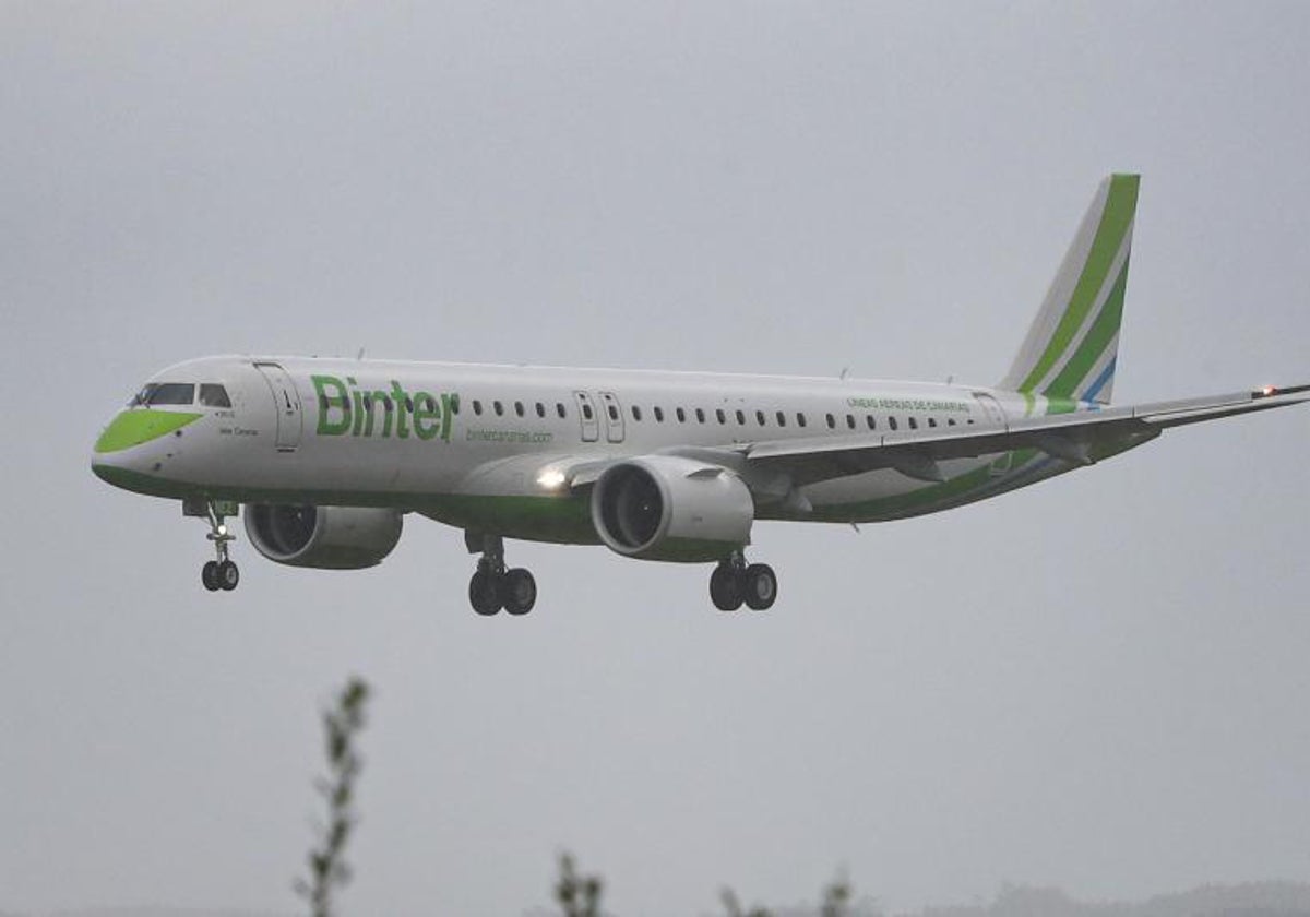 Uno de los Embraer-195 de Binter en la fase de aproximación para aterrizar en el aeropuerto de Asturias.
