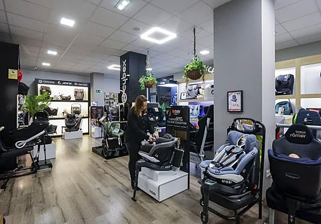 Panorámica de la tienda Carlitos en Calle Saavedra, 32 en Gijón
