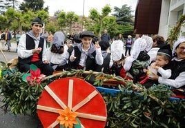 Una de las carrozas de la Feria de San Isidro de Piedras Blancas participantes en una pasada edición.