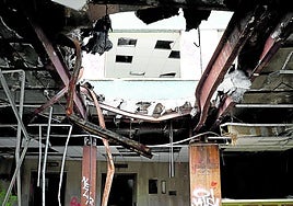 El enorme agujero en Maternidad por el que los saqueadores tiraron el ascensor.