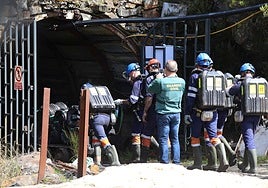 Agentes de la Policía Judicial de la Guardia Civil acompañados de inspectores de minas acceden a la mina de Cerredo.