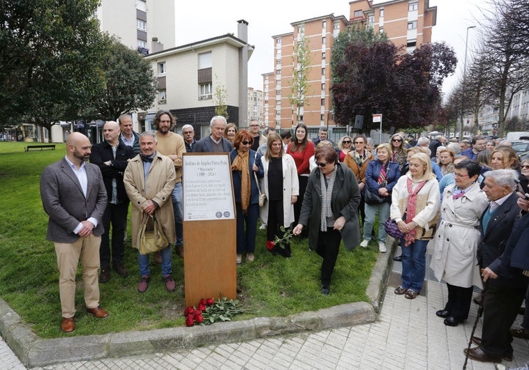 José Antonio y María Ángeles Rozada, hijos de 'Maricuela', posan junto a la placa, arropados por políticos y amigos.