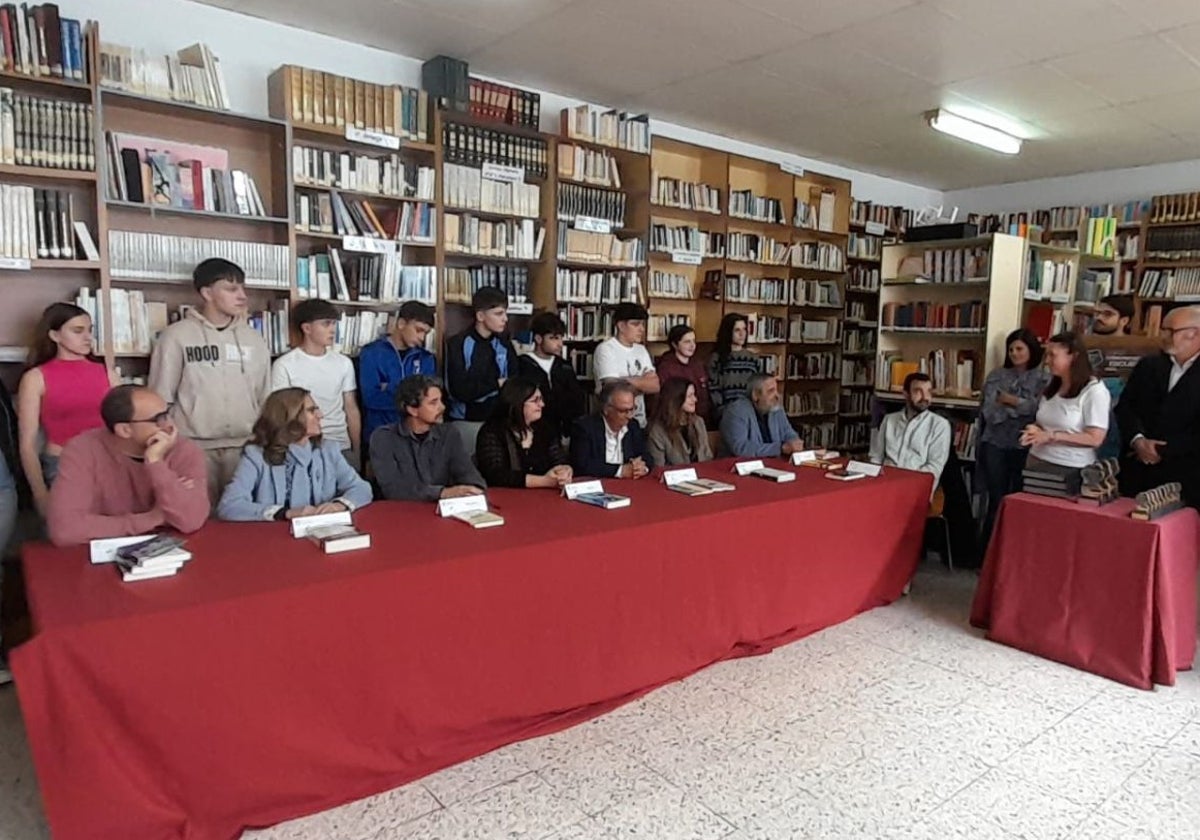 Ocho escritores participan en una jornada literaria en el IES Elisa y Luis Villamil de Vegadeo