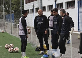 Rozada, en el centro, conversa con Miguel Méndez, Álex Garaot y Natalio en La Toba.