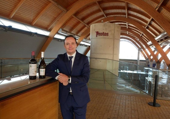 El director general de Bodegas Protos, Carlos Villar, con dos vinos de la marca.