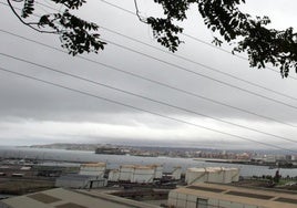 Vista general de todo el litoral oeste de la ciudad, desde El Musel hasta el Cerro de Santa Catalina, al fondo.