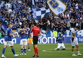 Los jugadores azules festejan el final del partido, con el 1-0 en el marcador.