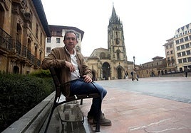 Ovidio Zapico, en la plaza de la Catedral de Oviedo.