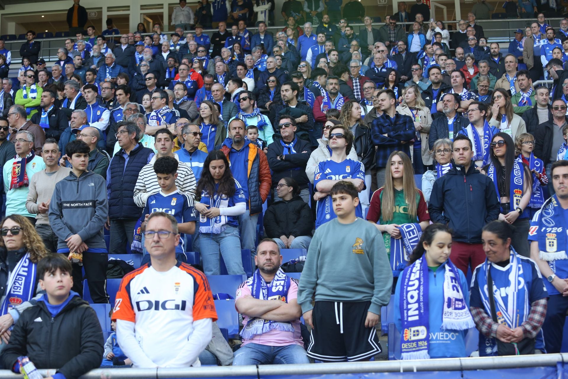 ¿Estuviste en el Real Oviedo - Levante? ¡Búscate en las fotos!