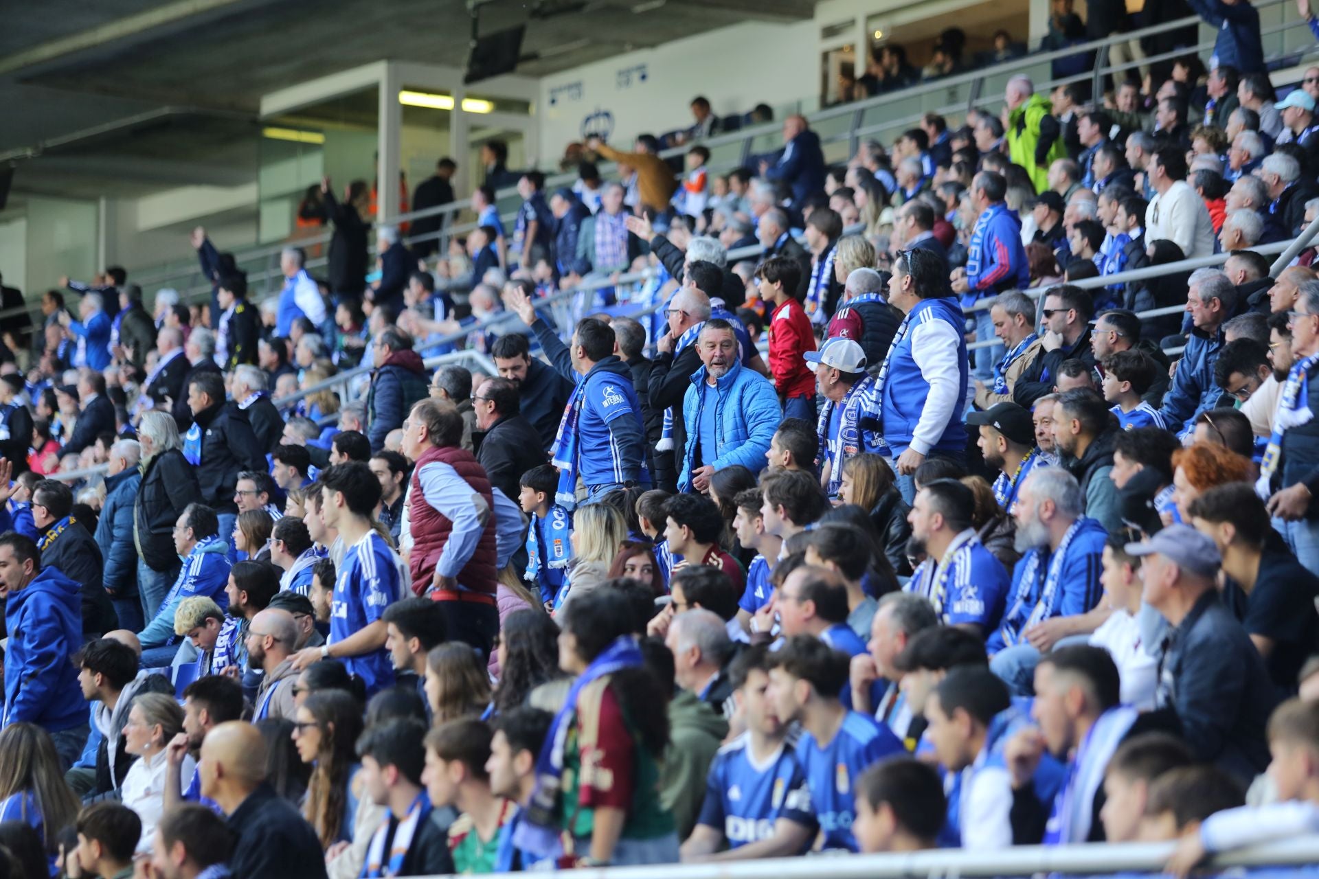 ¿Estuviste en el Real Oviedo - Levante? ¡Búscate en las fotos!