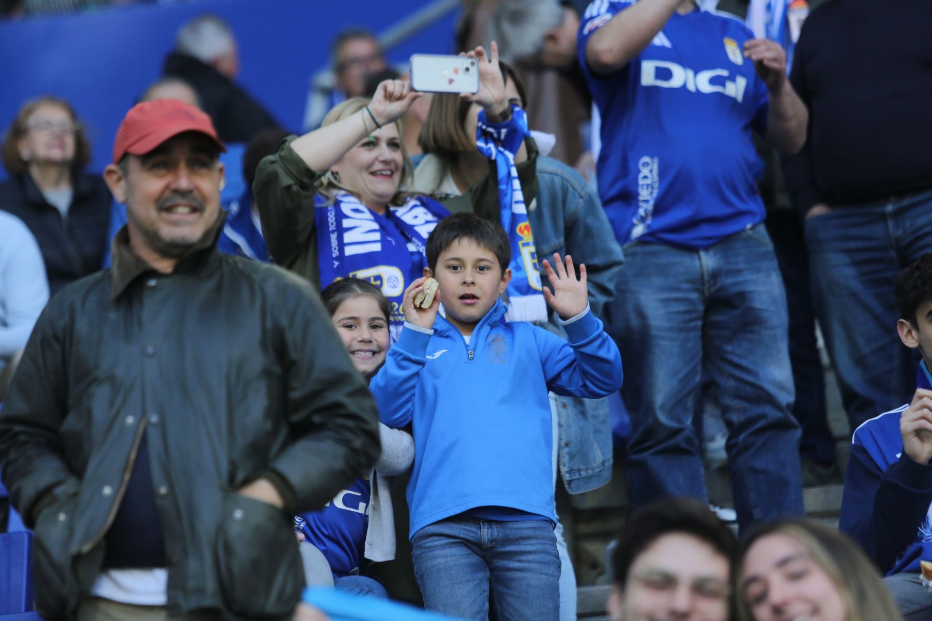 ¿Estuviste en el Real Oviedo - Levante? ¡Búscate en las fotos!
