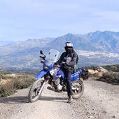 Edgar González, 'El Finu', con su moto en Chefchaouen, Marruecos.