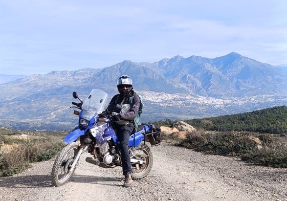 Edgar González, 'El Finu', con su moto en Chefchaouen, Marruecos.