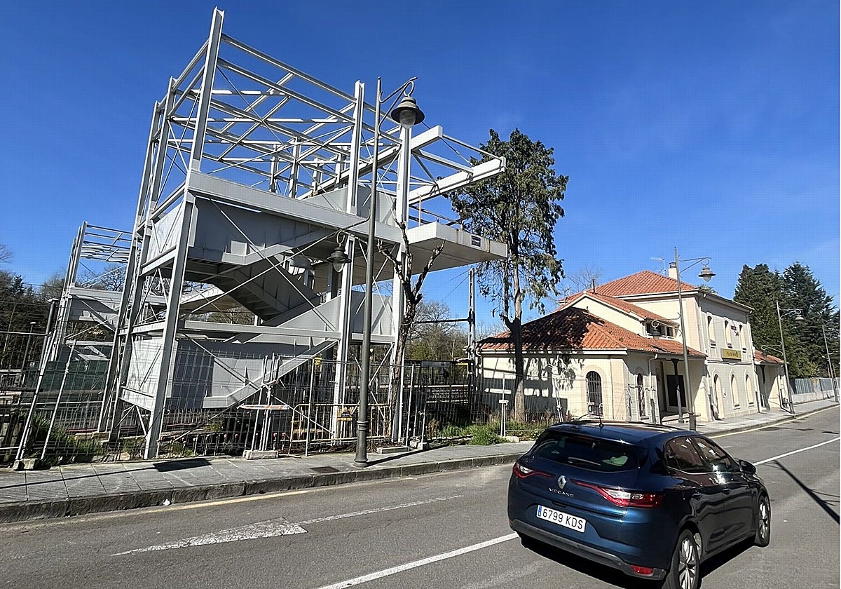 Estructura del paso elevado sobre el trazado ferroviario en la estación de La Pola, sin terminar.