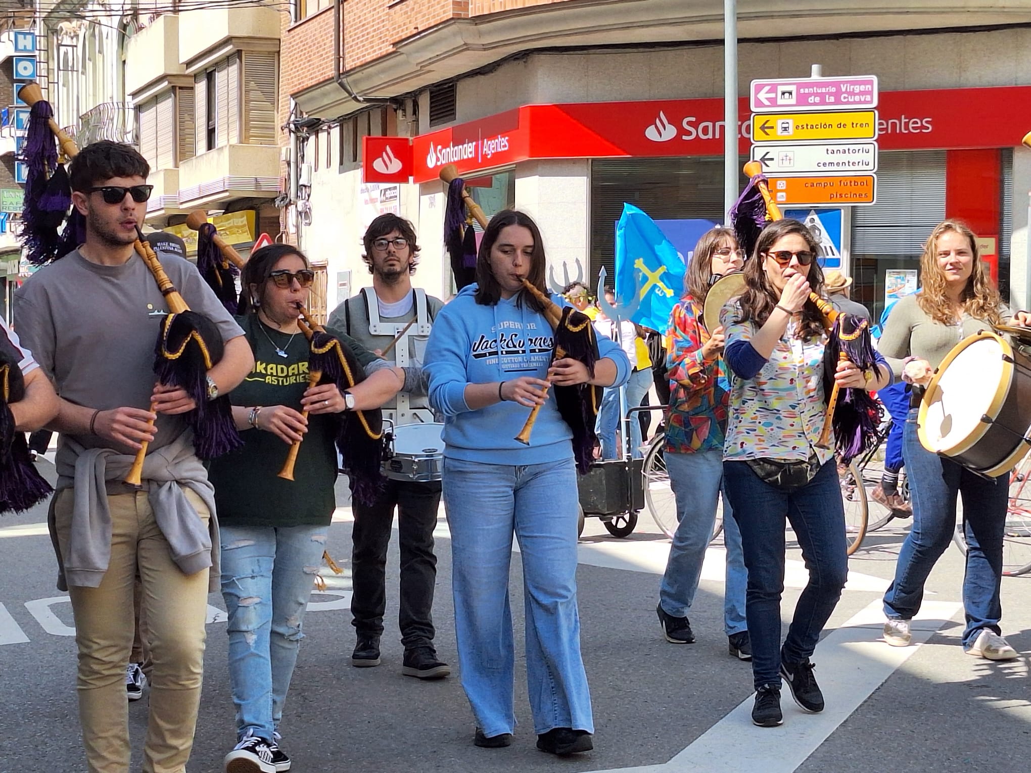 Infiesto, de fiesta con sus Piragües