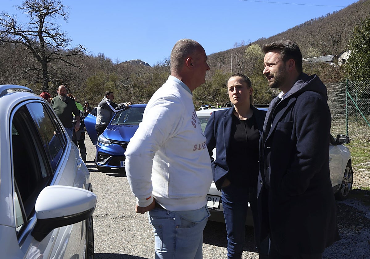 El alcalde de Degaña, el socialista Óscar Ancares, habla con Álvaro Queipo, presidente regional del PP, en el exterior de la mina de Cerredo el día del accidente que costó la vida a cinco mineros.